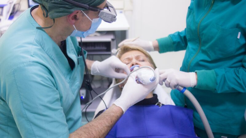 Cuánto gana un asistente dental en Estados Unidos: Oportunidades laborales y salarios